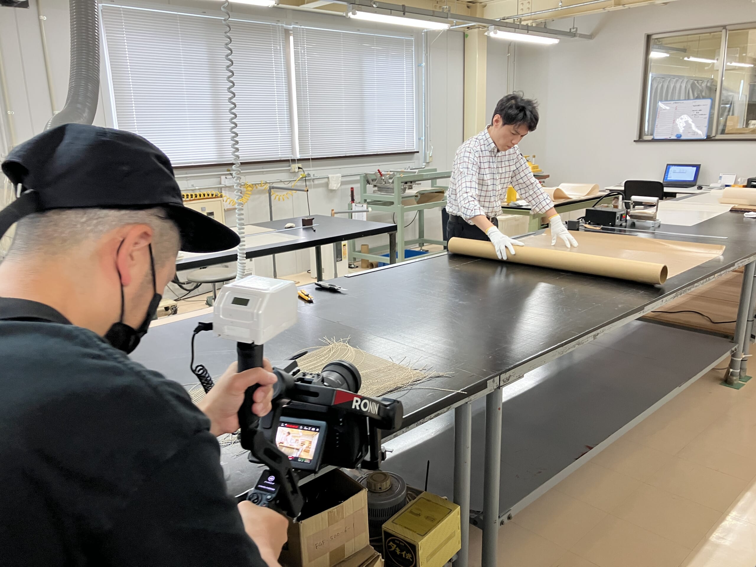 真剣な表情で作業中