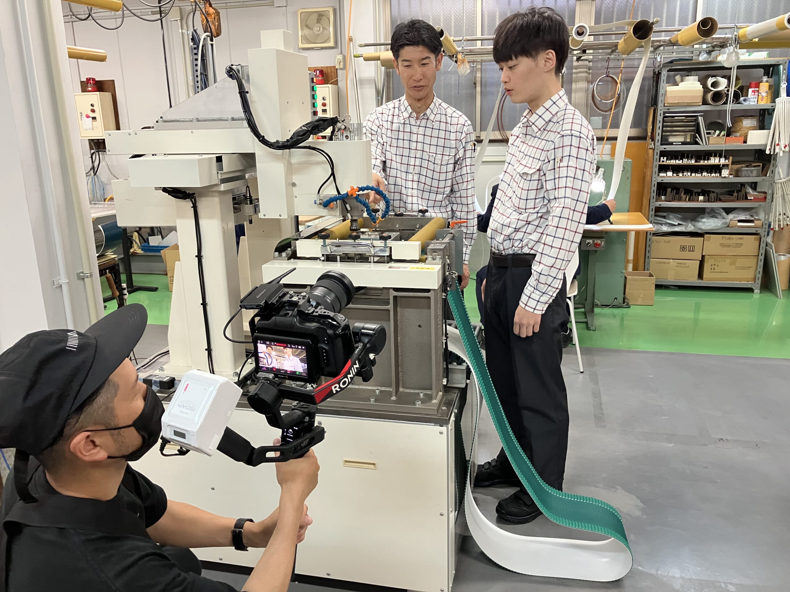 先輩に教わりながら作業しています